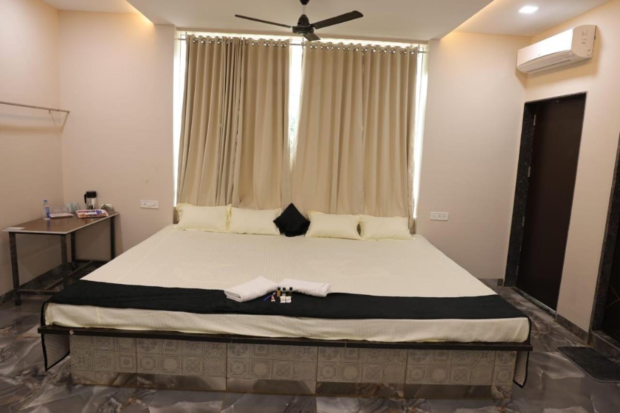 Navkar Palace Hotel & Resort, Sanawad Exterior photo