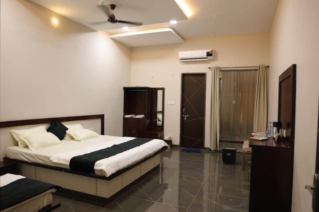 Navkar Palace Hotel & Resort, Sanawad Exterior photo